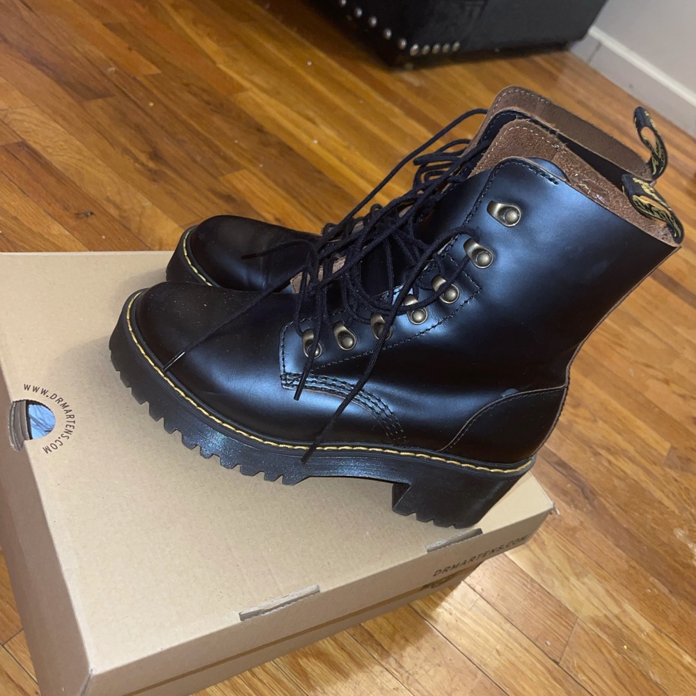 Dr. Martens LEONA Black size 8